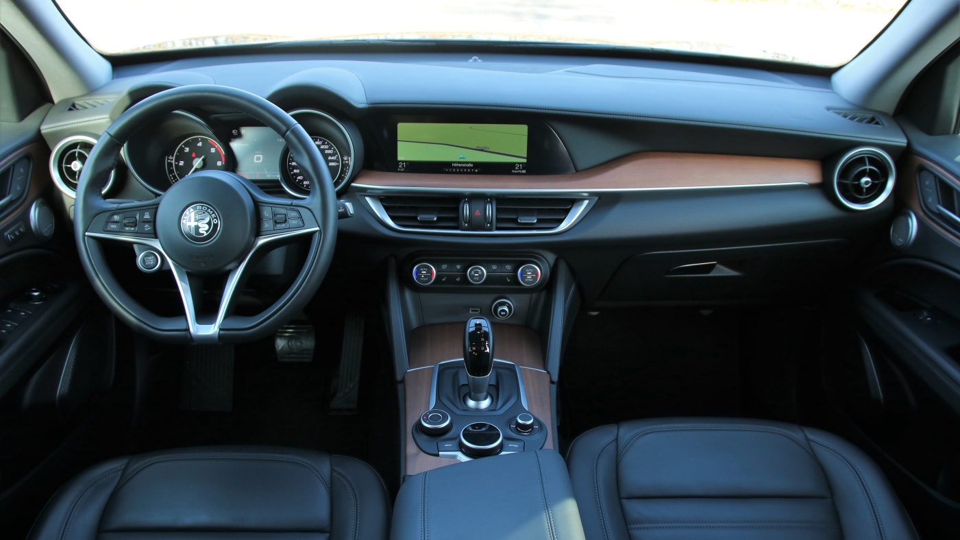 Slideshow Bild - Der Innenraum beeindruckt durch sein klares Design und deutlich hochwertiger, das würde man eher eine Fahrzeugklasse höher erwarten.